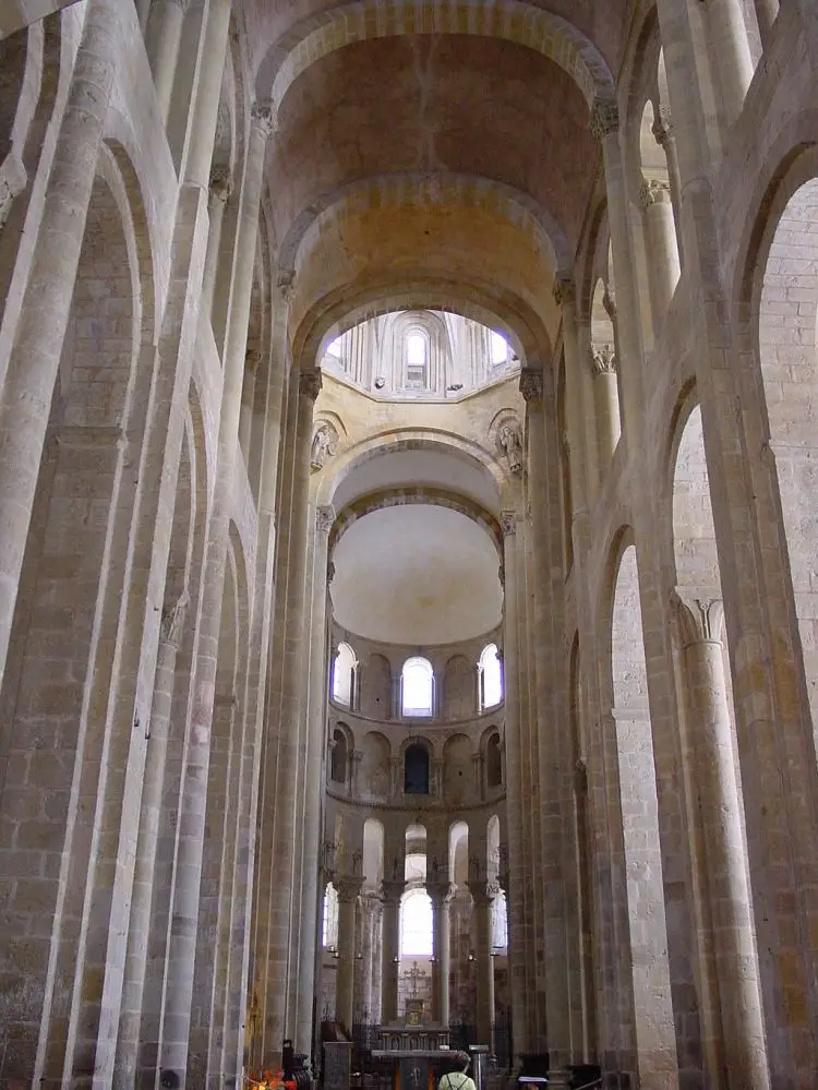 Nef intérieure de l’abbatiale Sainte-Foy de Conques
