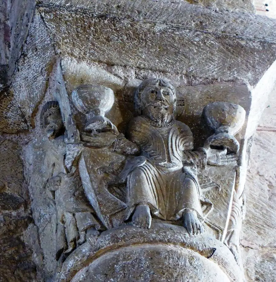 Chapiteau du Christ présentant le pain et le vin dans deux calices