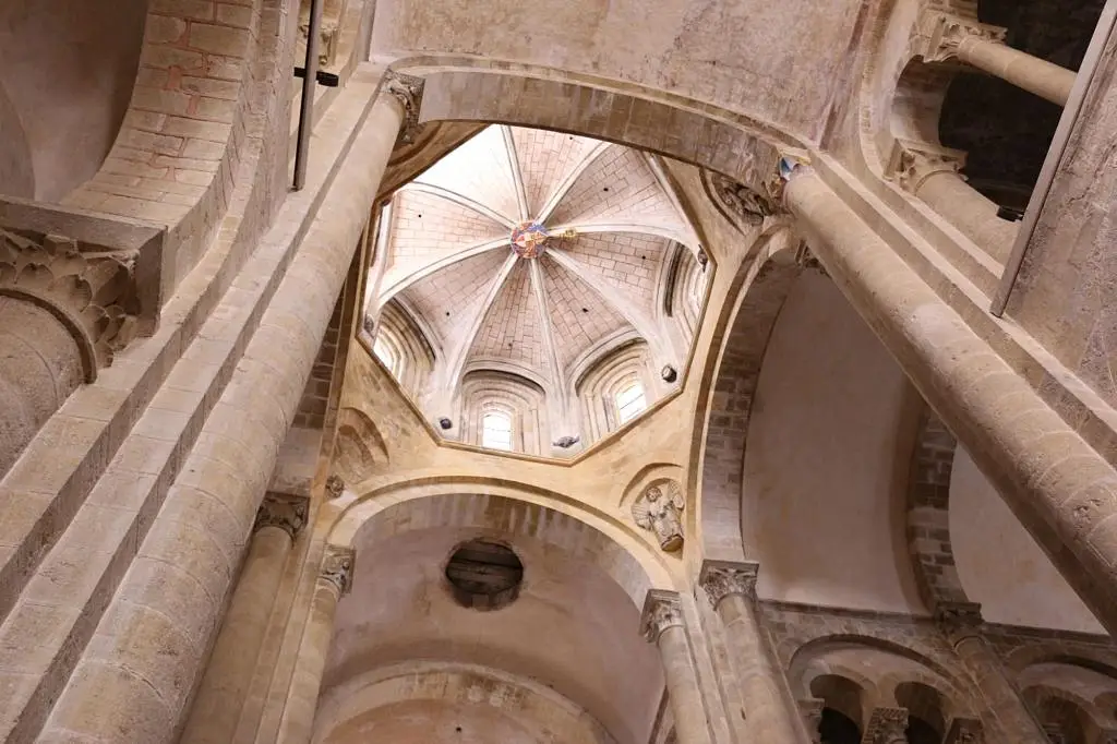 Coupole intérieure à la croisée du transept de l’abbatiale de Conques