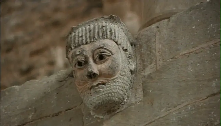 Figure bienveillante sculptée du côté sud de la nef de Conques