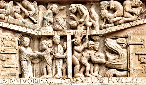 Saint Michel pesant les âmes face au diable sur le tympan de Conques