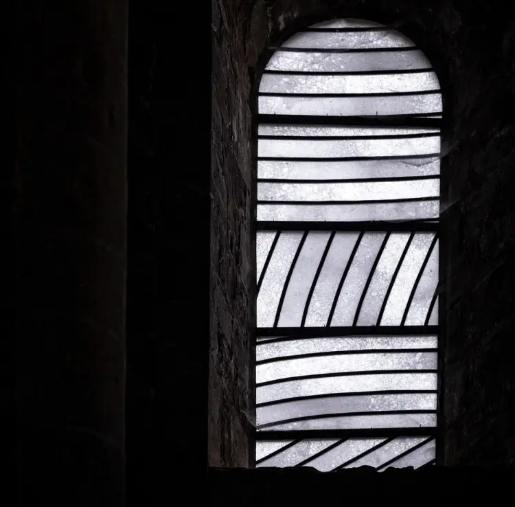 Vitraux contemporains créés par Pierre Soulages pour l’abbatiale de Conques