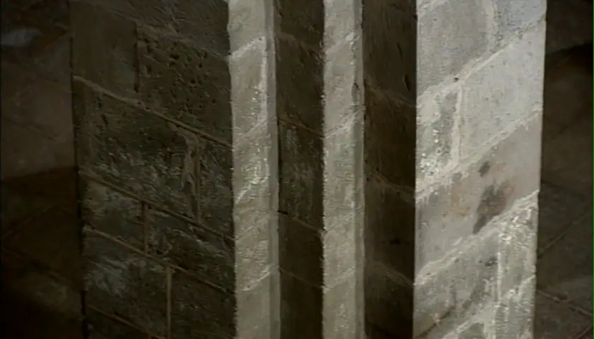 Alternance des piliers orthogonaux et composés dans la nef de Conques