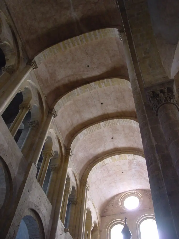 Voûte en berceau de la nef de l’abbatiale Sainte-Foy de Conques