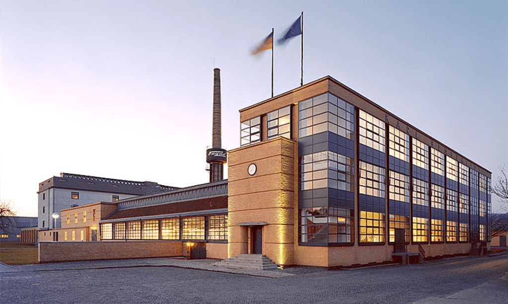 Façade vitrée de l’usine Fagus à Alfeld, conçue par Walter Gropius et Adolf Meyer
