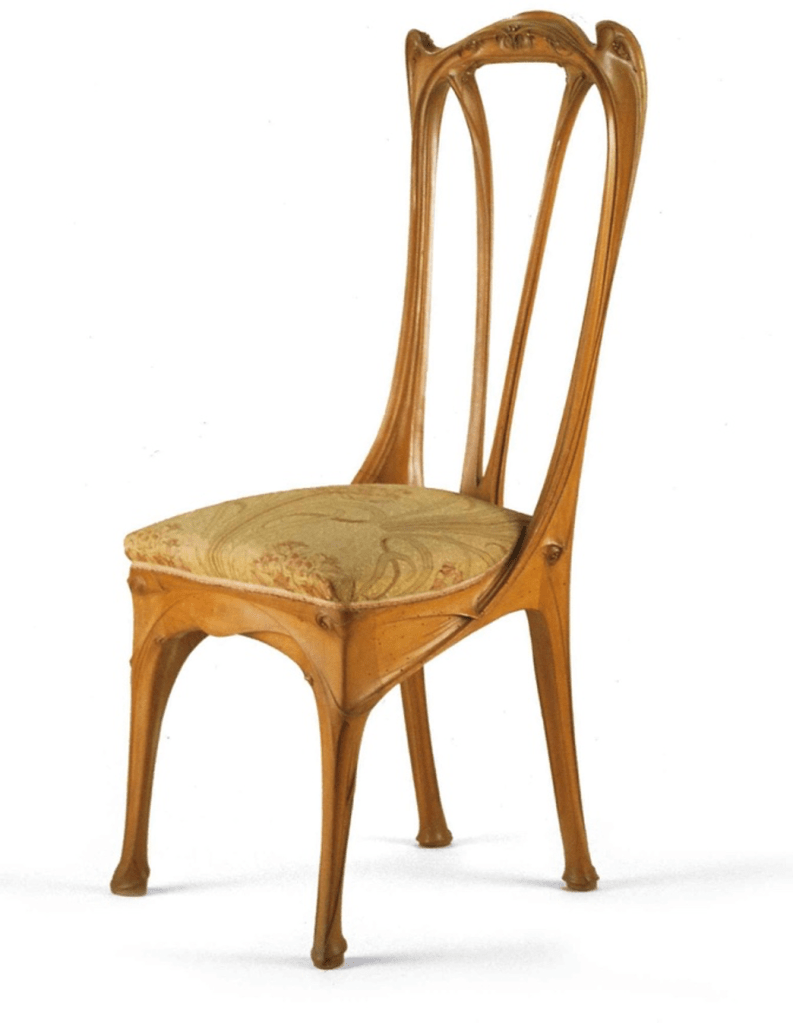 Chaise aux formes caractéristiques de l’Art nouveau