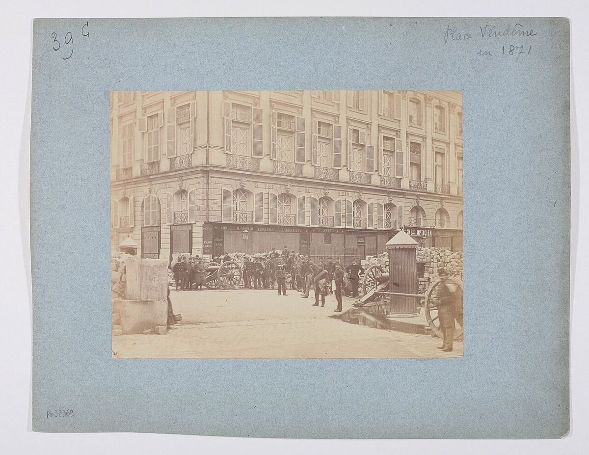 Communards réunis derrière une barricade de la place Vendôme en mai 1871