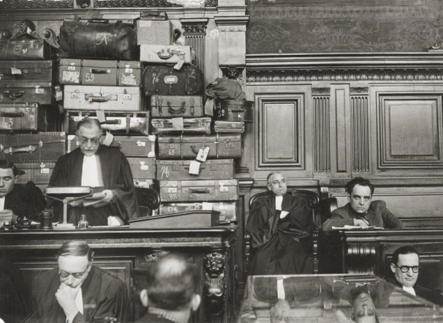 Marcel Petiot au procès devant les valises présentées comme pièces à conviction