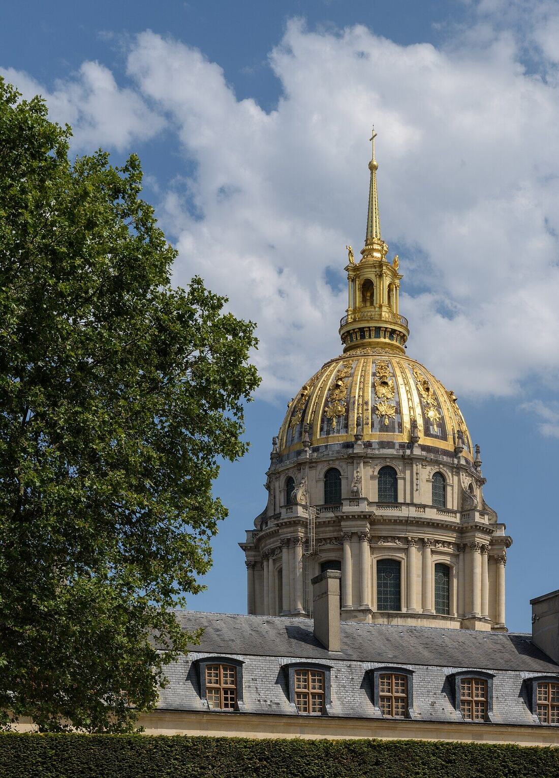 Dôme doré des Invalides vu depuis l’ouest à Paris