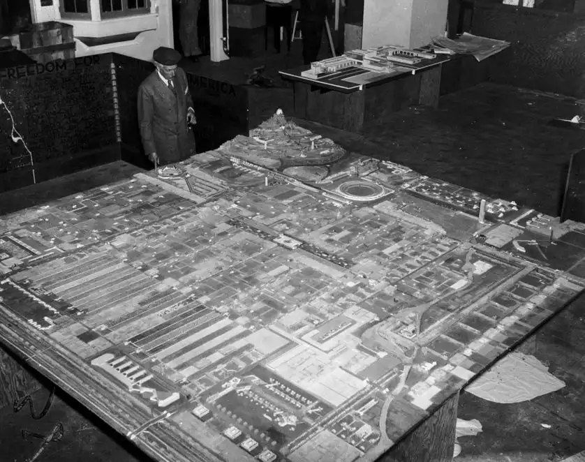 Frank Lloyd Wright devant sa grande maquette de « Broadacre City » (1935)