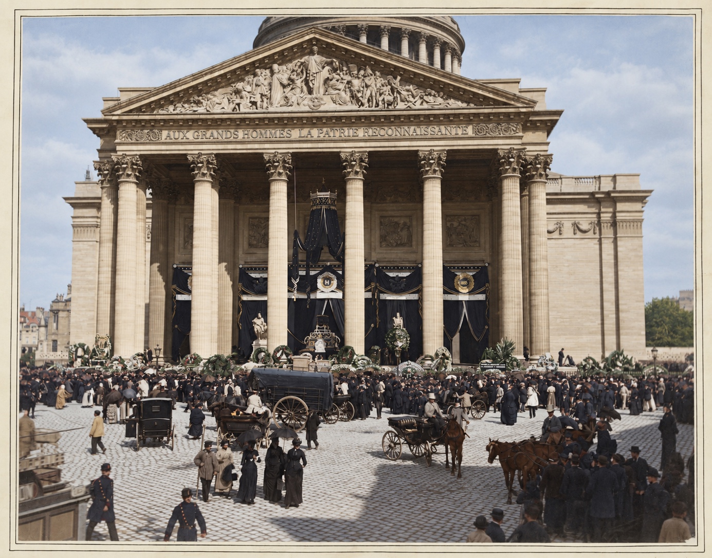 Couronnes déposées devant le Panthéon après les funérailles de Victor Hugo