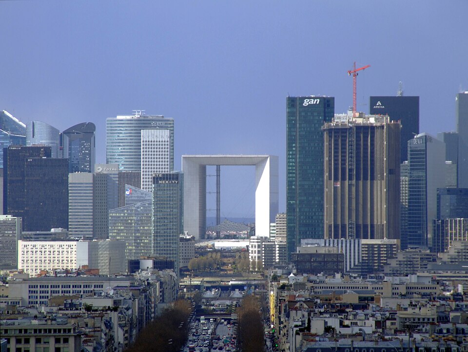 Grande Arche au centre des tours de La Défense