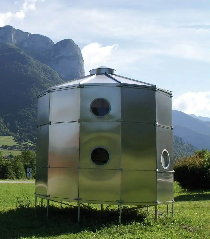 Vue extérieure du Refuge Tonneau conçu par Charlotte Perriand en 1938