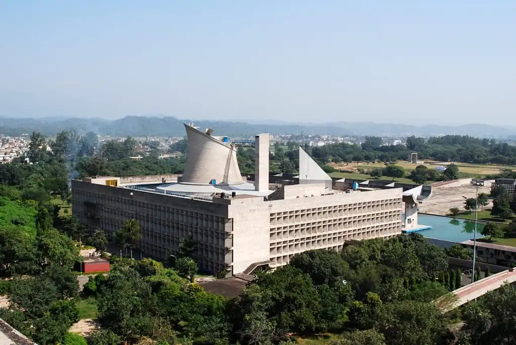 Vue du portique et des volumes courbes du Palais de l’Assemblée de Chandigarh