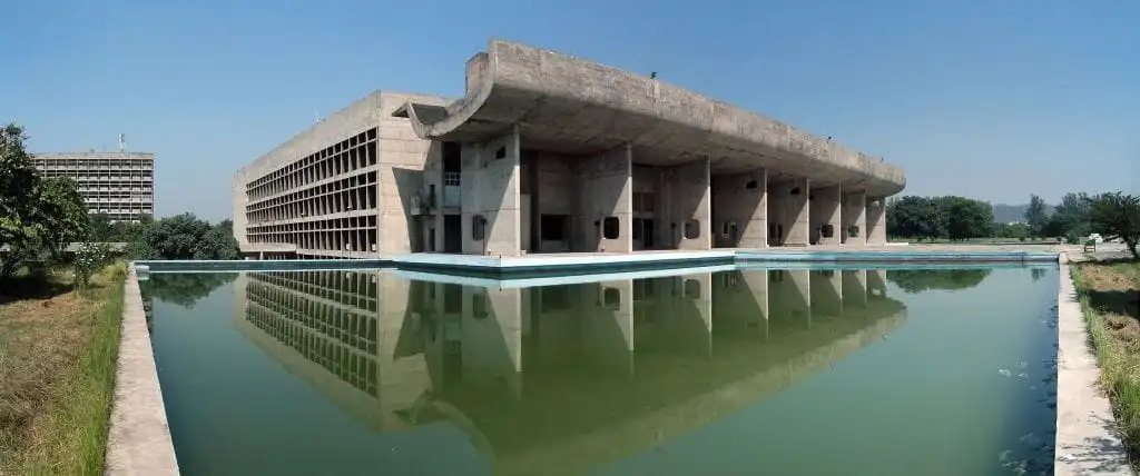 Vue générale du Palais de l’Assemblée du Pendjab et de l’Haryana à Chandigarh