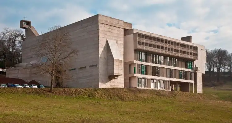 Couvent dominicain de La Tourette conçu par Le Corbusier près de Lyon