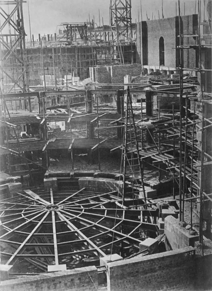 Les structures métalliques de la salle de spectacle, vues depuis la scène.