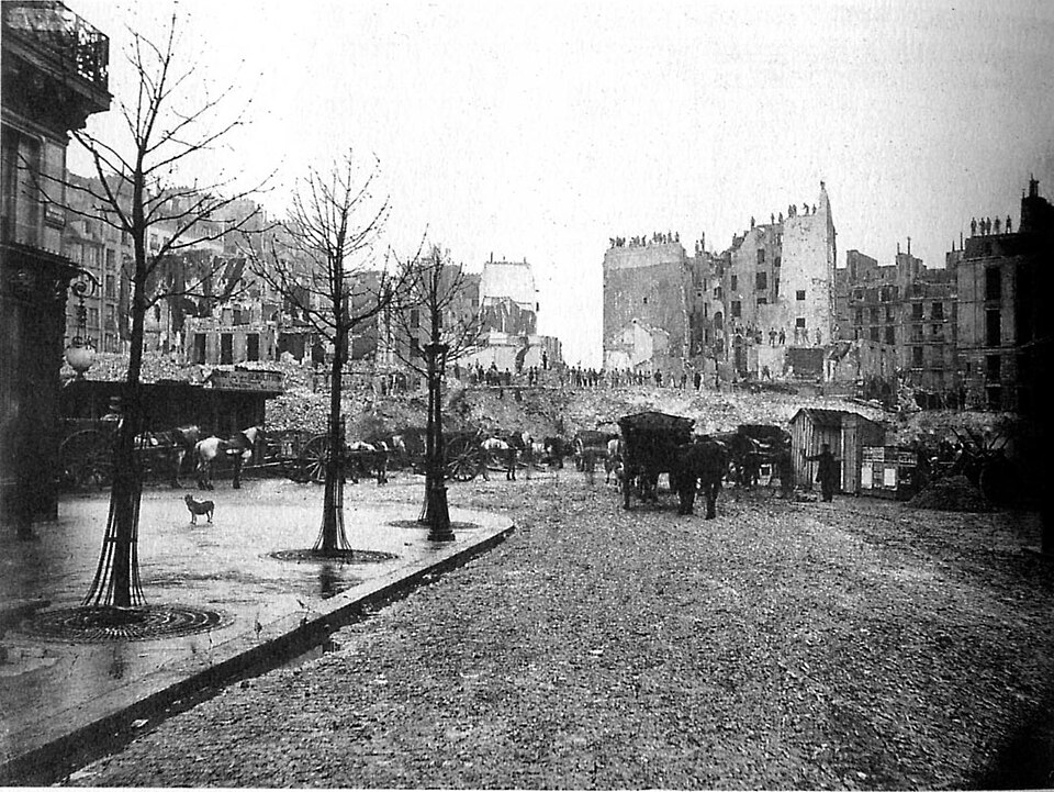 Percement de l’avenue de l’Opéra photographié par Charles Marville au milieu des démolitions