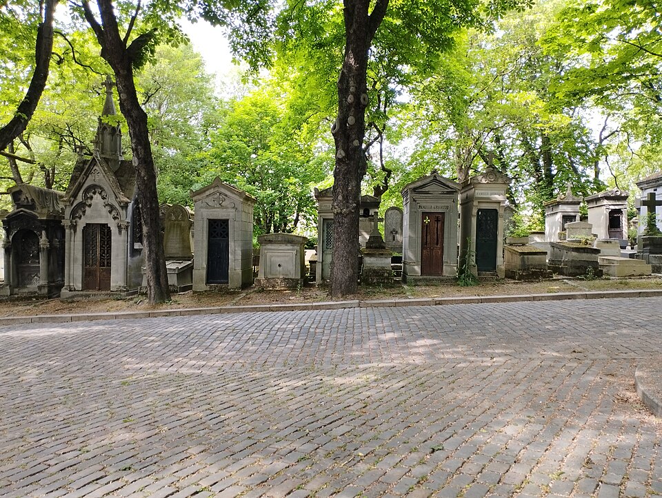 Avenue arborée du cimetière du Père-Lachaise bordée de monuments funéraires
