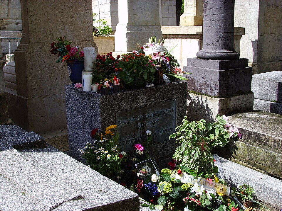 Tombe de Jim Morrison fleurie au cimetière du Père-Lachaise