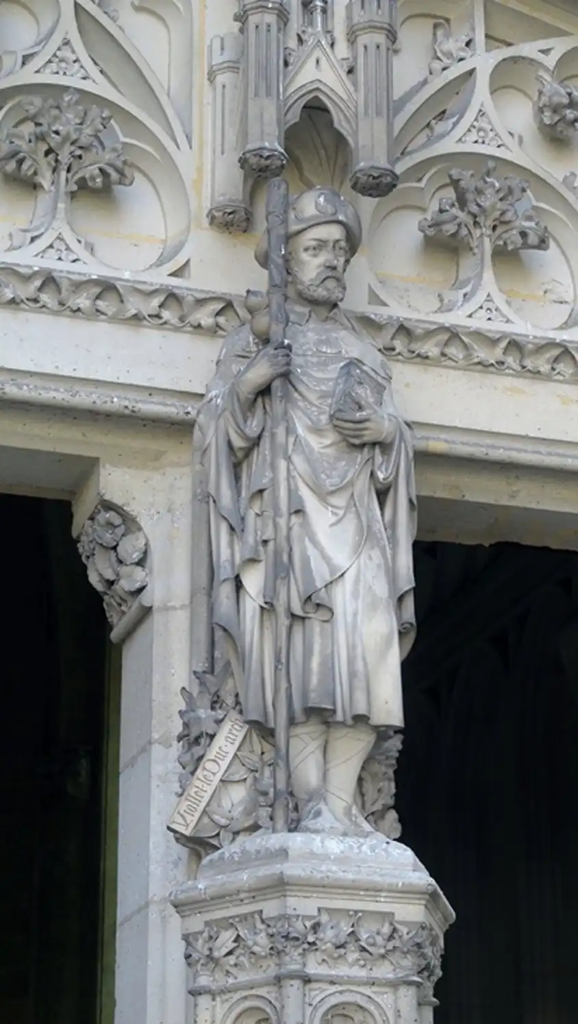 Rosace ajoutée par Viollet-le-Duc au second étage de la chapelle