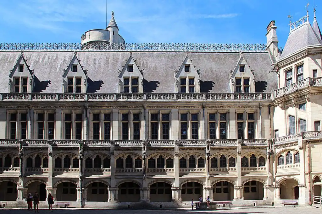 Grande galerie de la cour abritant la salle des gardes et la salle des Preuses