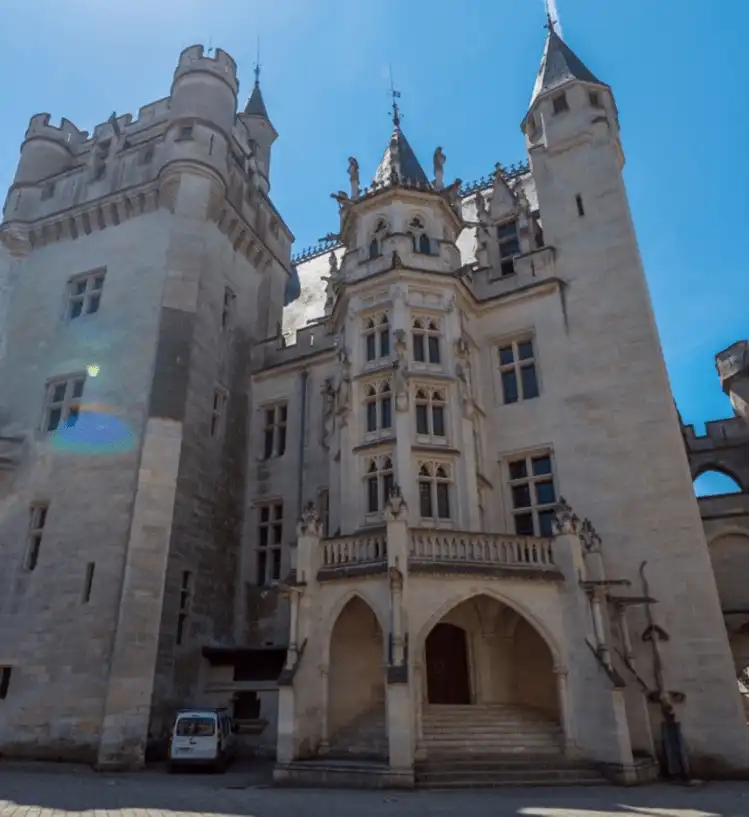 Le donjon depuis la cour d’honneur