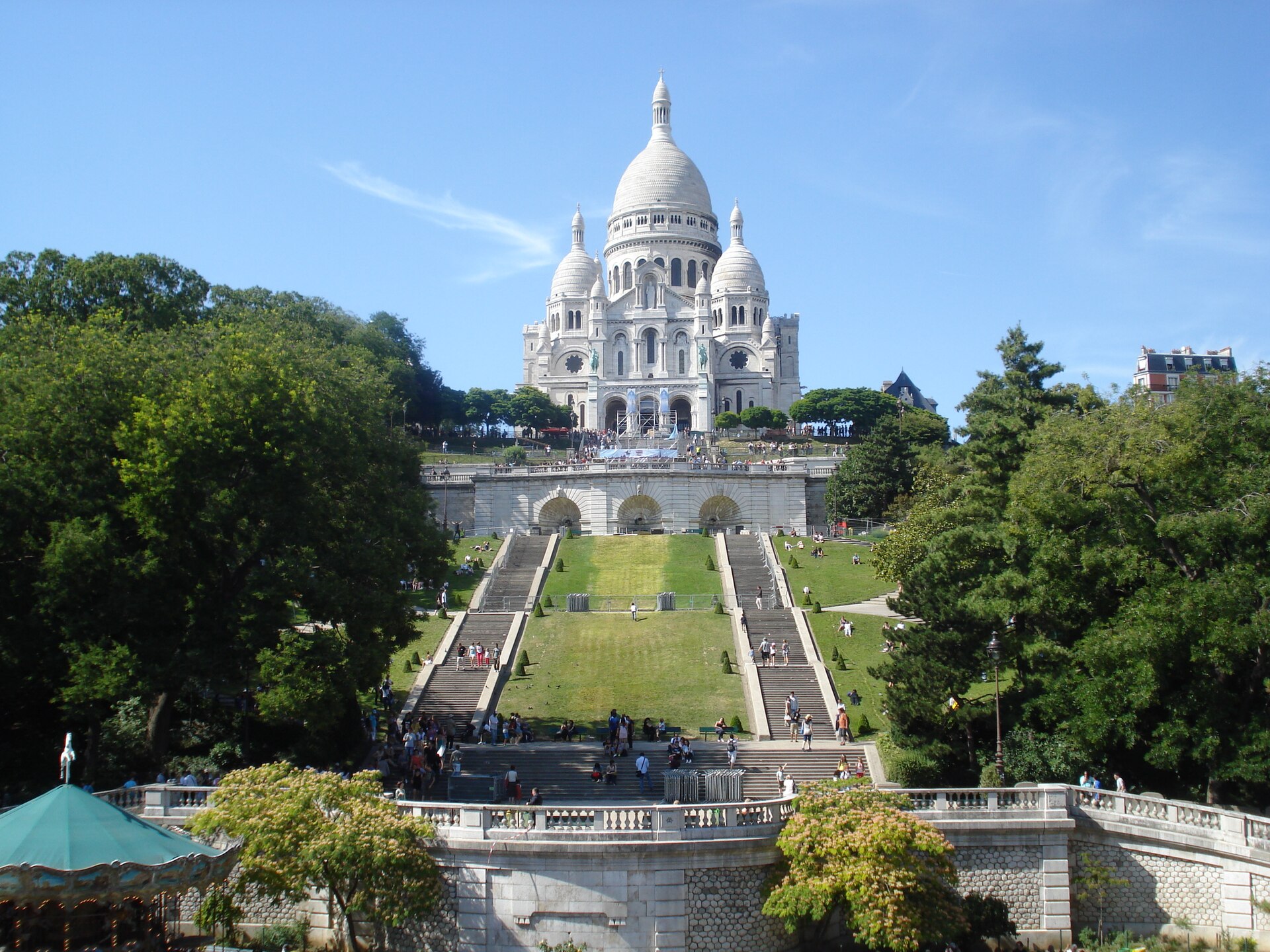 Basilique du Sacré-Cœur dominant la butte Montmartre