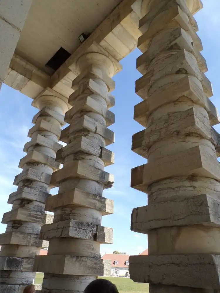 Colonnes alternant tambours ronds et carrés de la maison du directeur