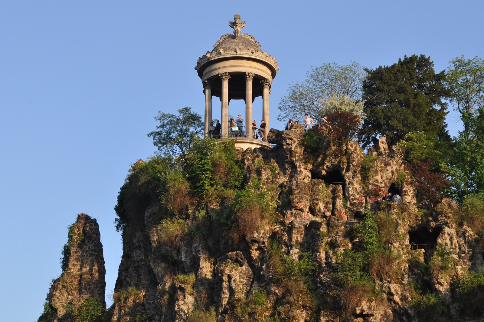 Parc des Buttes-Chaumont vue lac temple de la Sibylle Paris