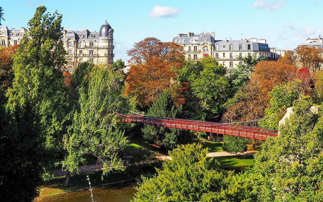 Pont suspendu Buttes-Chaumont parc Paris visite guidée