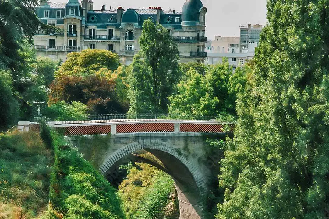 Immeuble penché du Parc des Buttes-Chaumont à Paris
