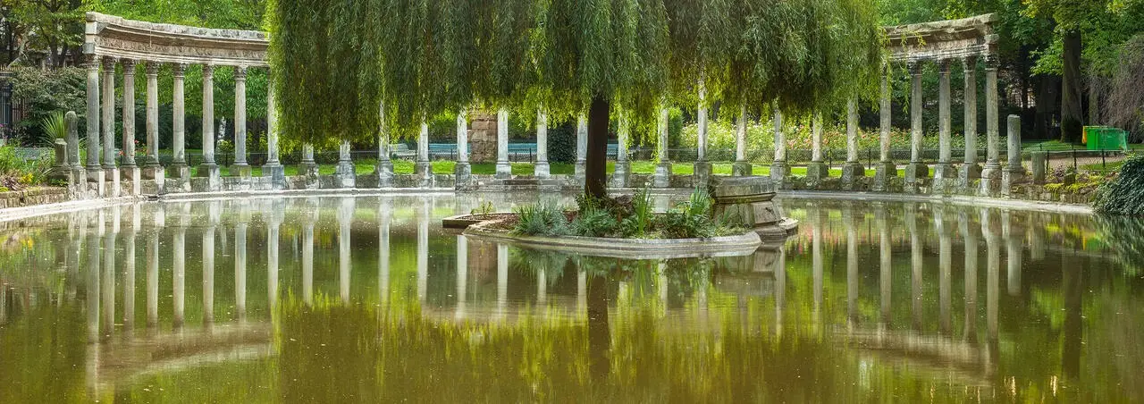 Parc Monceau à Paris, naumachie et colonnade corinthienne