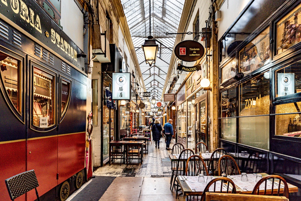 Verrière, mosaïques et perspective intérieure de la galerie Vivienne à Paris