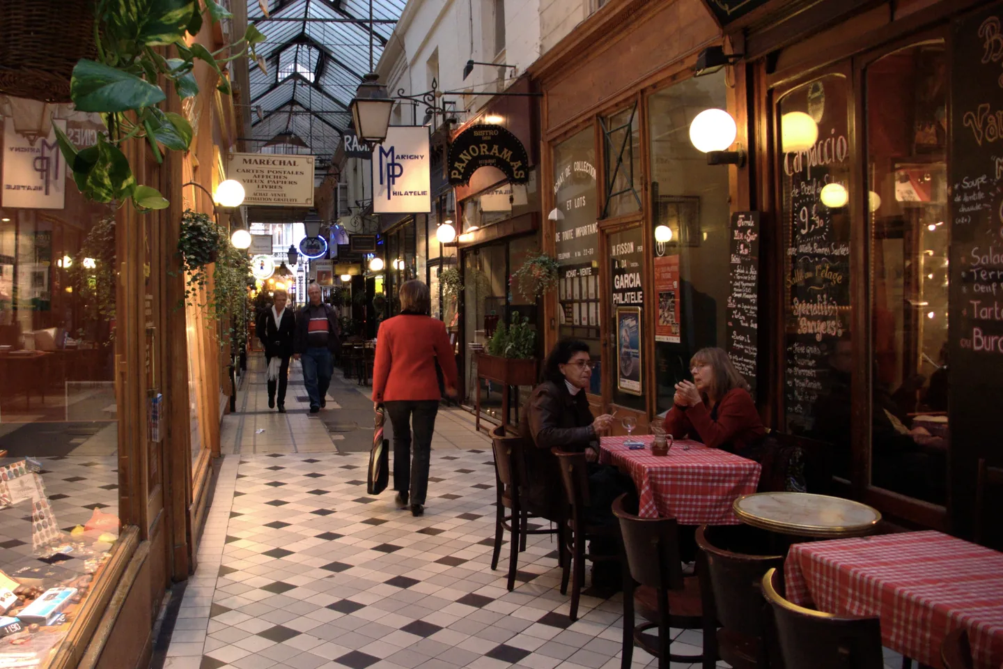 Restaurants et boutiques sous la verrière du passage des Panoramas à Paris